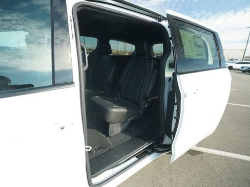 New 2026 Chrysler Pacifica Select image 16