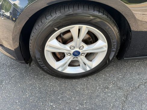 Used 2014 Ford Focus SE w/ SE Winter Package FWD image 9