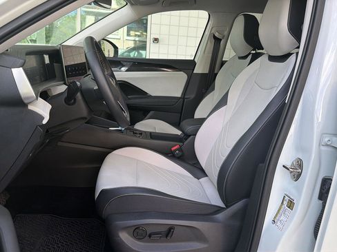 Certified 2025 Volkswagen Tiguan SE w/ Panoramic Sunroof Package image 16