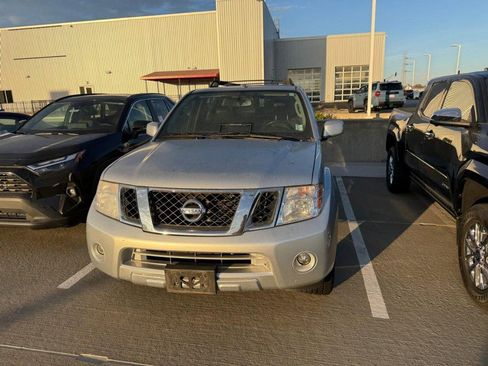 Used 2011 Nissan Pathfinder LE w/ Navigation Pkg image 2