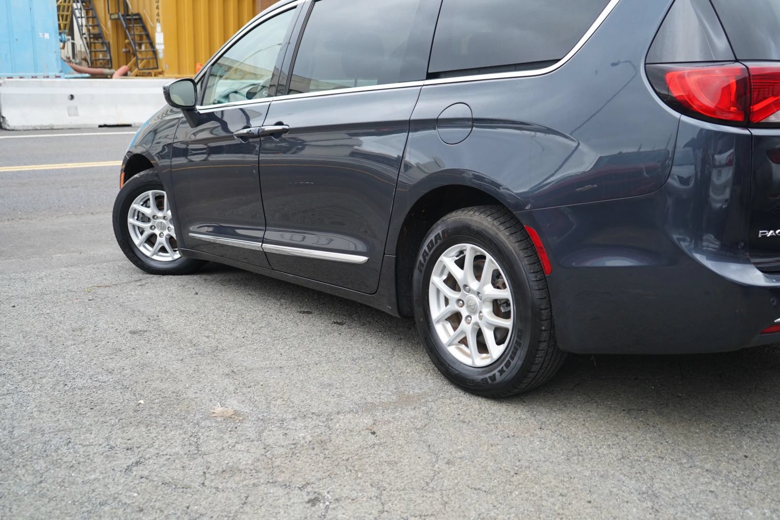 Used 2020 Chrysler Pacifica Touring-L FWD image 5