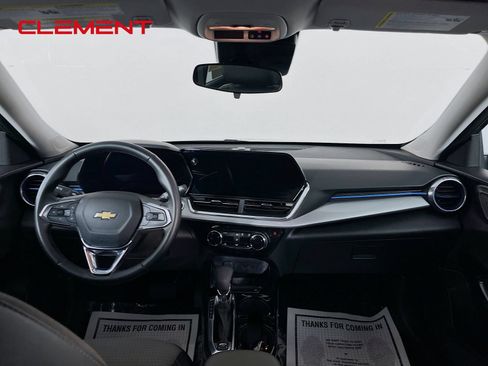 Used 2025 Chevrolet Trax LT w/ LT Convenience Package FWD image 12