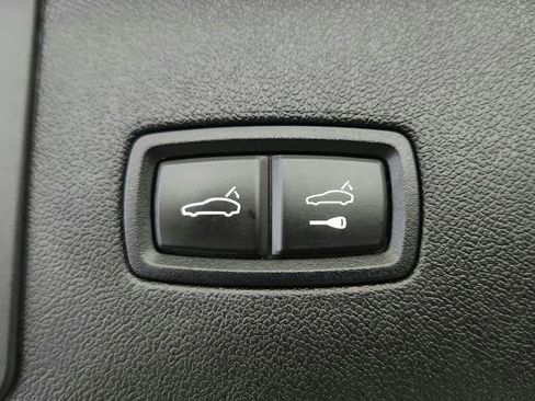 Used 2021 Porsche Cayenne w/ Premium Package image 32