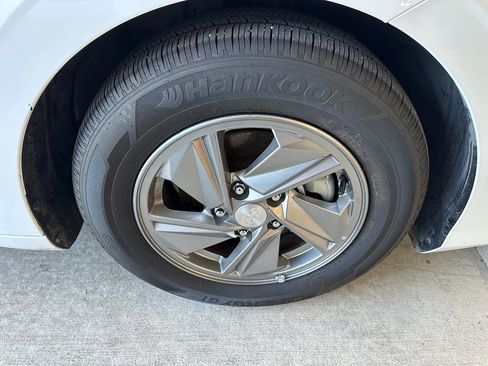 Used 2025 Hyundai Elantra SE image 31