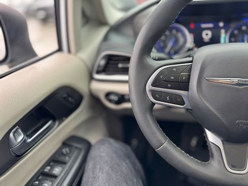 Used 2023 Chrysler Pacifica Touring-L image 7