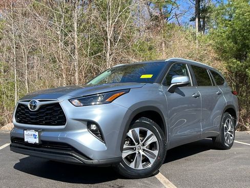 Used 2023 Toyota Highlander XLE image 1