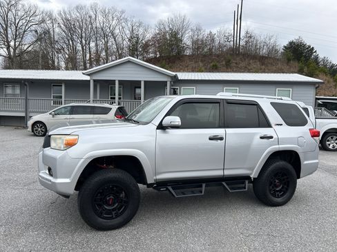 Used 2013 Toyota 4Runner SR5 w/ Convenience Pkg image 2