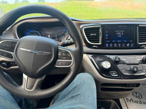 Used 2017 Chrysler Pacifica Touring FWD image 11