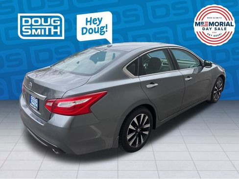 Used 2017 Nissan Altima 2.5 SV w/ Convenience Package FWD image 6