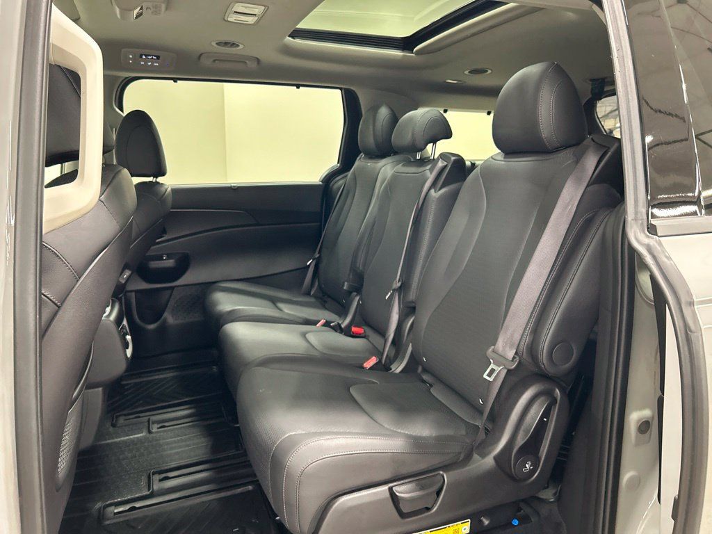 Certified 2025 Kia Carnival SX Prestige FWD image 27