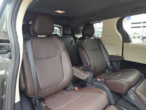 Used 2024 Toyota Sienna Platinum image 18