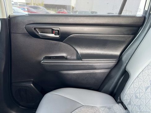 Used 2023 Toyota Highlander Bronze Edition image 17