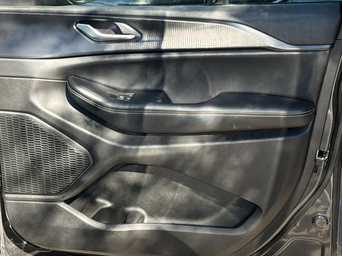 Used 2023 Jeep Grand Cherokee Laredo image 29