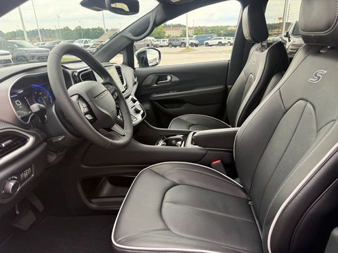 New 2027 Chrysler Pacifica Limited FWD image 4