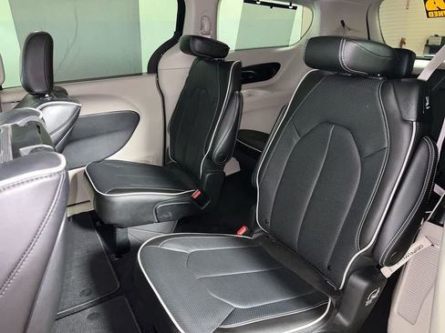 Used 2021 Chrysler Pacifica Limited w/ Uconnect Theater Family Group AWD/4WD image 29