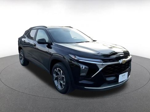 Used 2025 Chevrolet Trax LT image 3