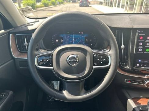 Certified 2023 Volvo XC60 B5 Plus AWD/4WD image 17