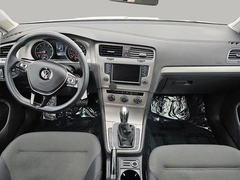 Used 2017 Volkswagen Golf S image 2