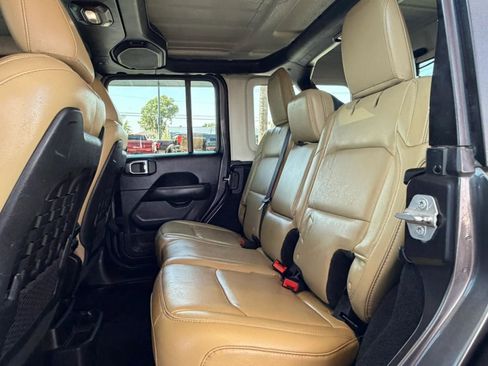 Used 2018 Jeep Wrangler Unlimited Rubicon w/ Dual Top Group AWD/4WD image 50