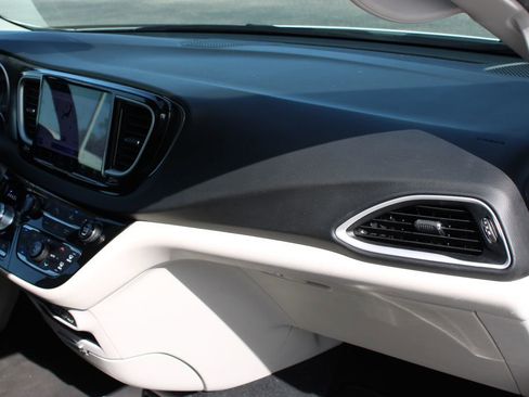 Used 2024 Chrysler Pacifica Touring-L image 28