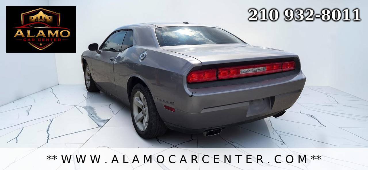 Used 2014 Dodge Challenger SXT RWD image 3
