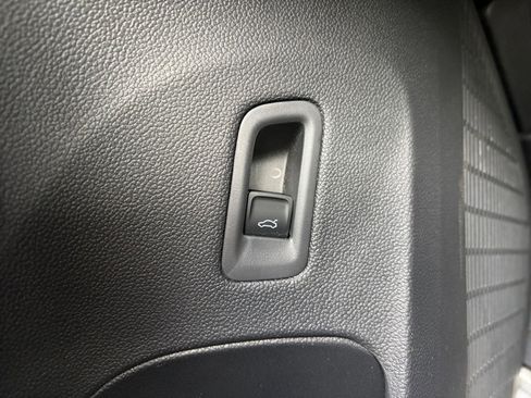 Used 2025 Volkswagen Atlas Cross Sport SE image 29