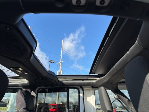 Used 2022 Jeep Wrangler Unlimited Sport w/ Sun And Sound Package image 33