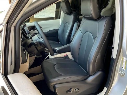 New 2023 Chrysler Pacifica Touring-L image 8