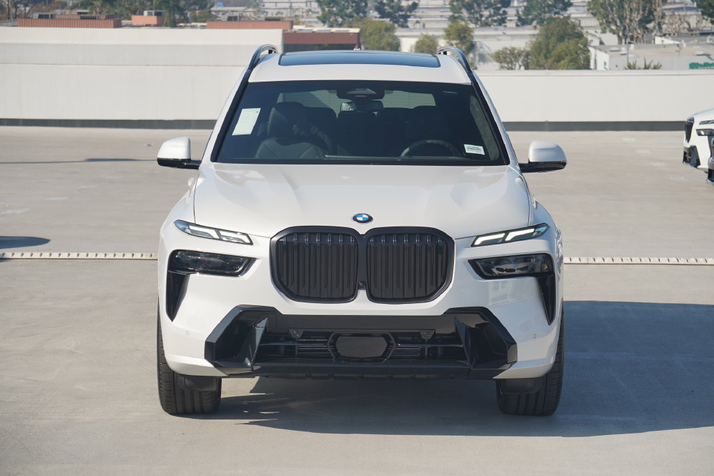 Used 2026 BMW X7 xDrive40i w/ M Sport Package AWD/4WD image 2