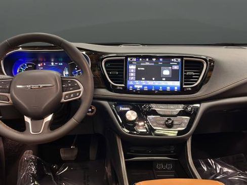 Used 2023 Chrysler Pacifica Pinnacle FWD image 11
