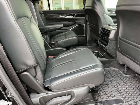 Used 2022 Jeep Wagoneer Series III w/ Flexible Seating Group image 21