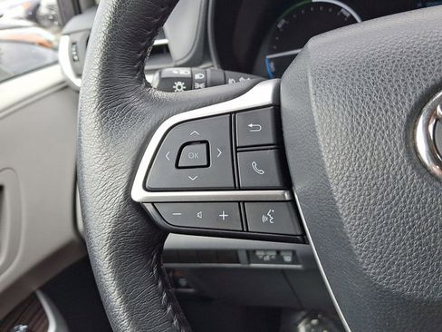 Used 2023 Toyota Sienna XLE image 18