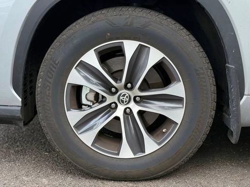 Used 2022 Toyota Highlander XLE AWD/4WD image 9