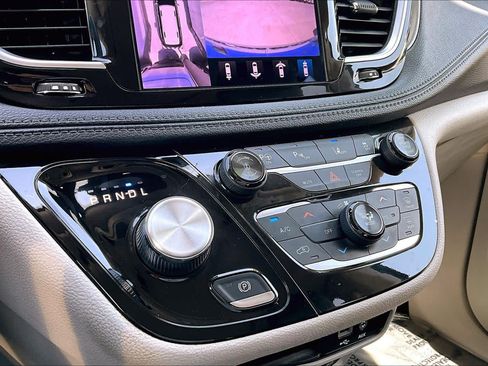 Used 2018 Chrysler Pacifica Limited w/ Advanced Safetytec Group FWD image 34