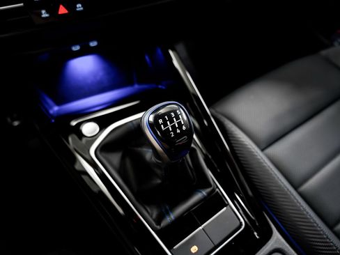Used 2024 Volkswagen Golf R AWD/4WD image 7