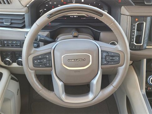 Used 2023 GMC Yukon Denali w/ Denali Reserve Package image 9