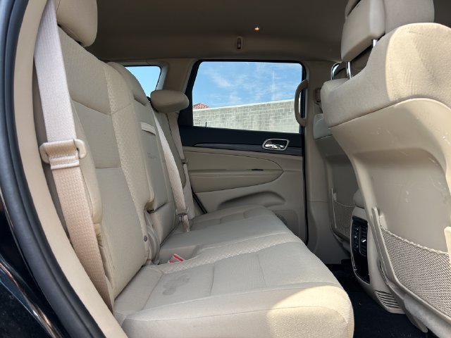 Used 2021 Jeep Grand Cherokee Laredo AWD/4WD image 31
