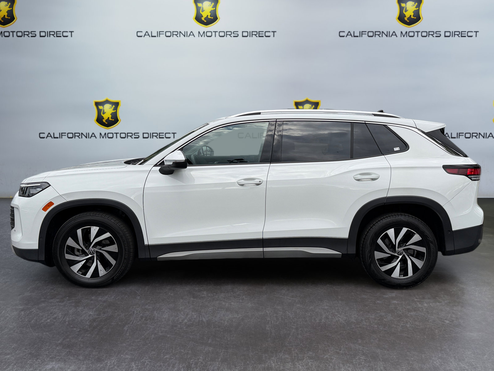 Used 2025 Volkswagen Tiguan S FWD image 2