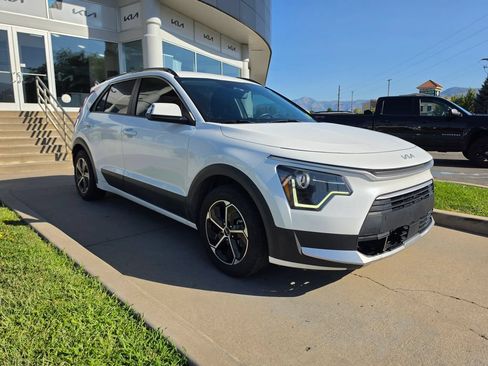 Used 2023 Kia Niro EX FWD image 3