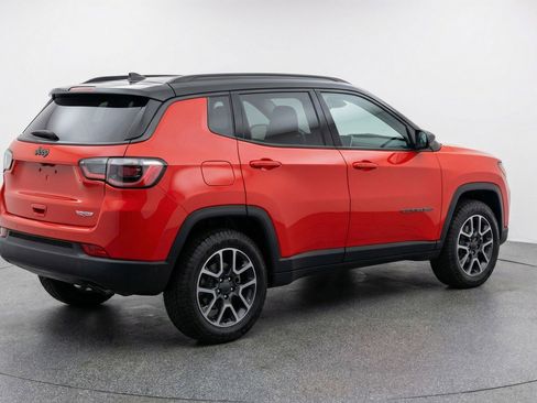 Used 2025 Jeep Compass Trailhawk AWD/4WD image 9