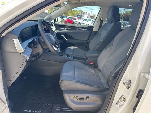 New 2025 Volkswagen Tiguan SE image 9