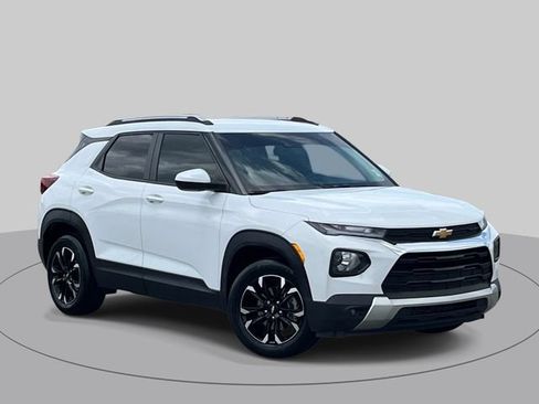 Used 2023 Chevrolet TrailBlazer LT FWD image 2