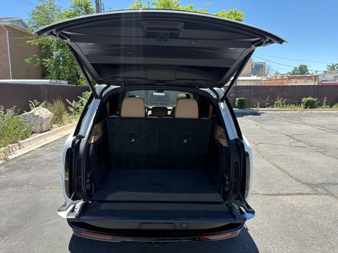 Used 2025 Land Rover Range Rover Long Wheelbase SE AWD/4WD image 8