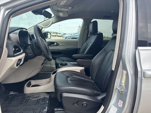 Used 2024 Chrysler Pacifica Touring-L FWD image 10