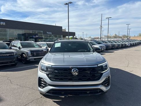 Used 2025 Volkswagen Atlas Cross Sport SEL R-Line image 2