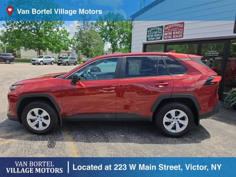 Used 2024 Toyota RAV4 LE AWD/4WD image 8