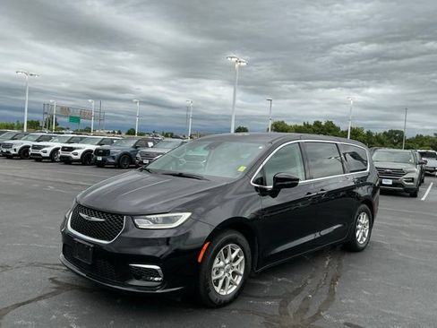 Used 2024 Chrysler Pacifica Touring-L FWD image 7