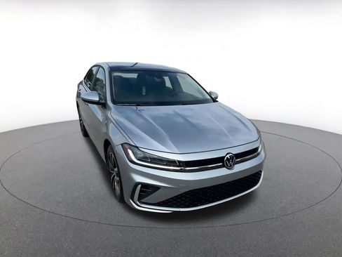 Used 2025 Volkswagen Jetta SE image 3