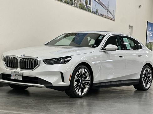 Used 2026 BMW i5 M60 w/ Premium Package RWD image 8