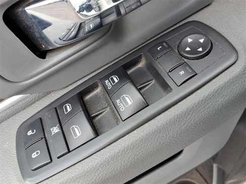 Used 2018 RAM 1500 Classic SLT image 17